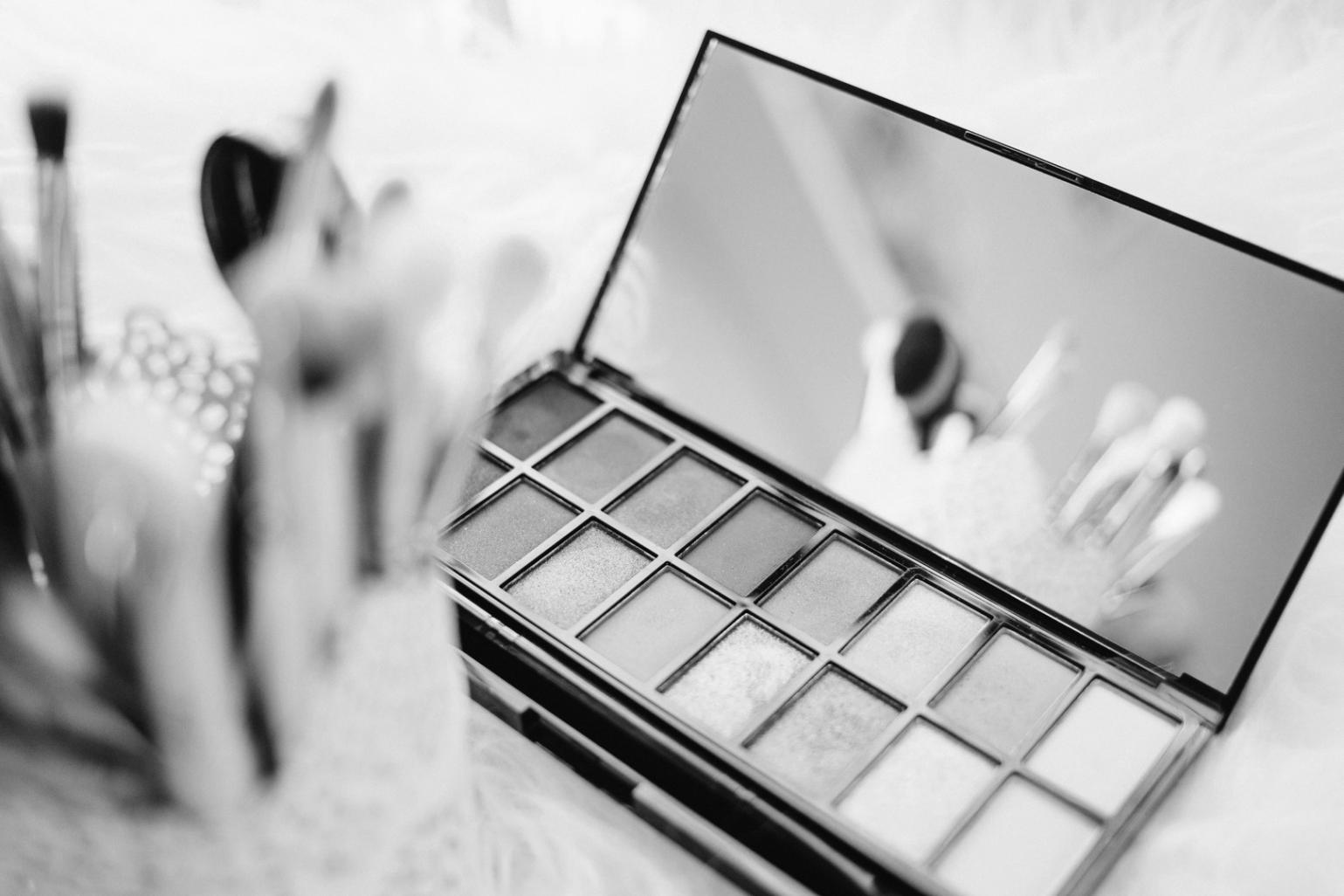 Taller práctico de estilismo profesional con estudiantes aprendiendo técnicas avanzadas