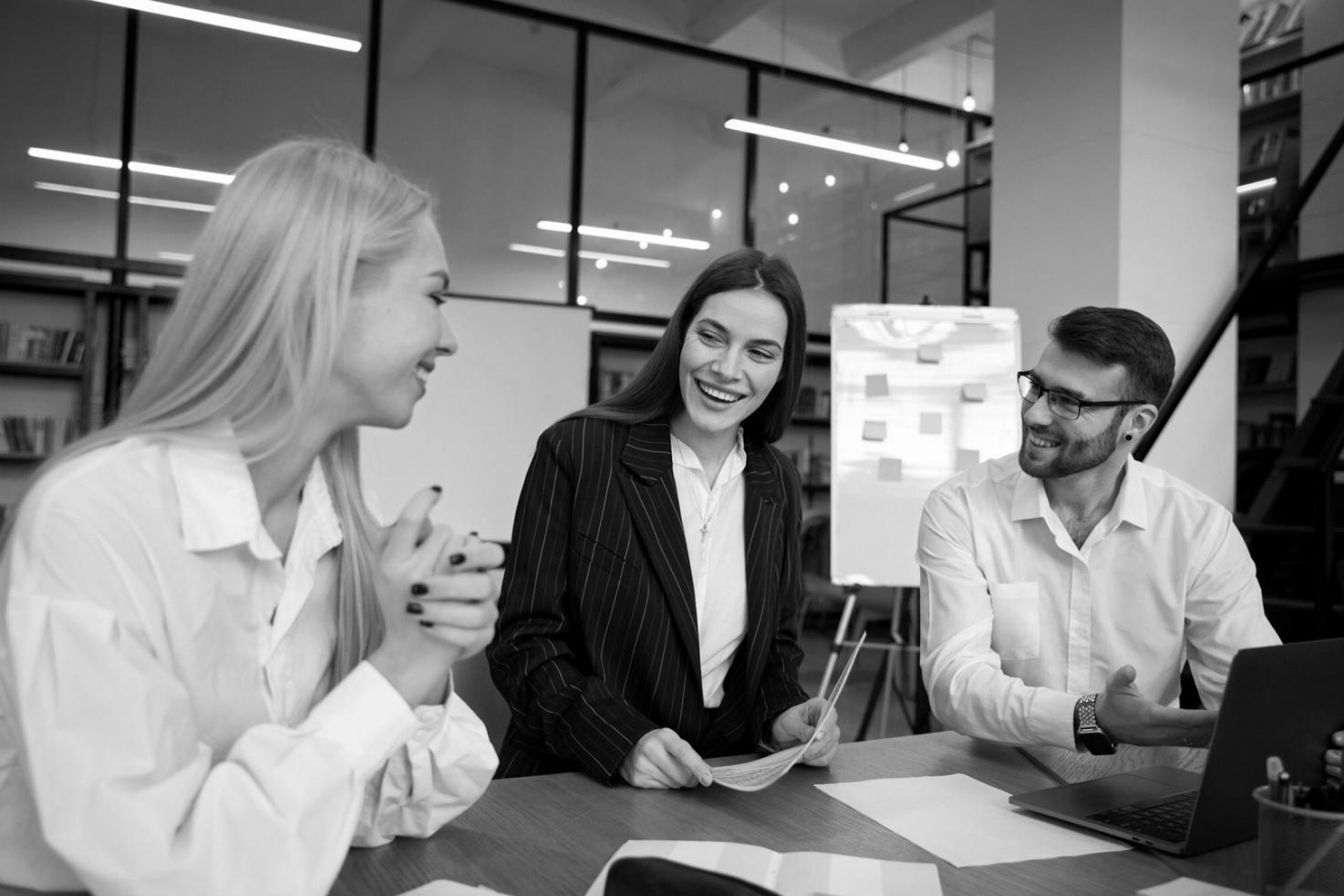 Estilista profesional trabajando en técnicas avanzadas de corte