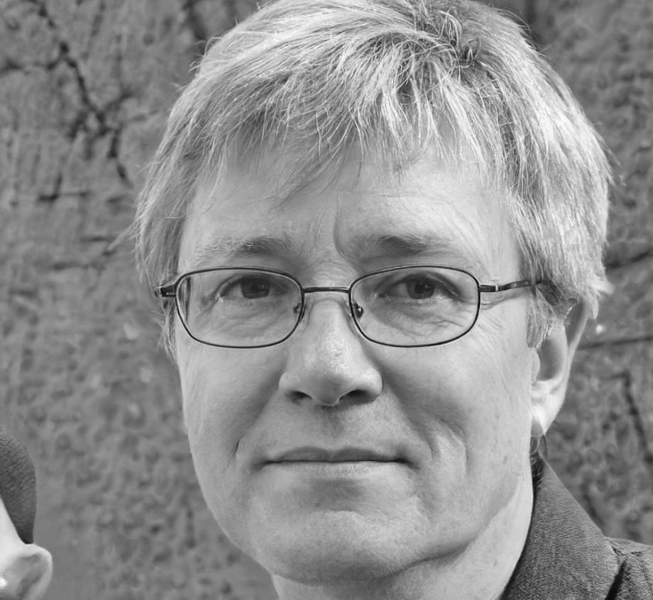 Retrato profesional de Dídac Llop, instructor especializado en técnicas avanzadas de coloración