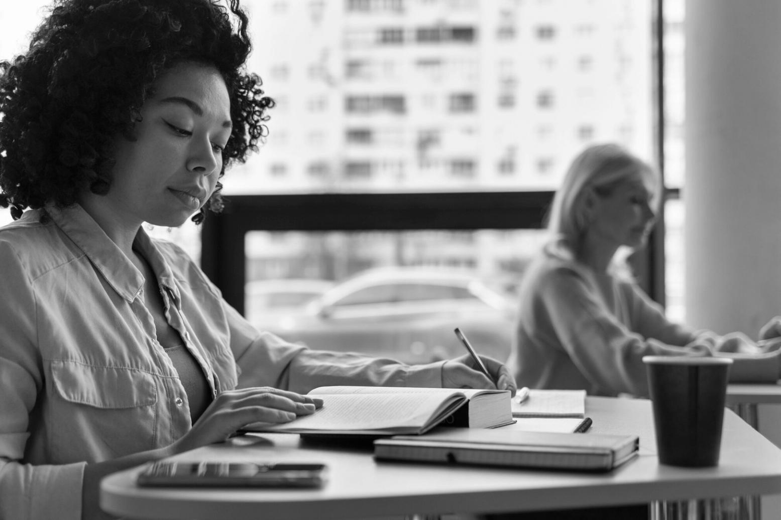 Sesión práctica de estilismo avanzado con supervisión profesional